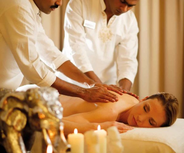ayurveda-abhyanga-ruecken-massage-frau-hotel-larimar-bernhard-bergmann-1-scaled